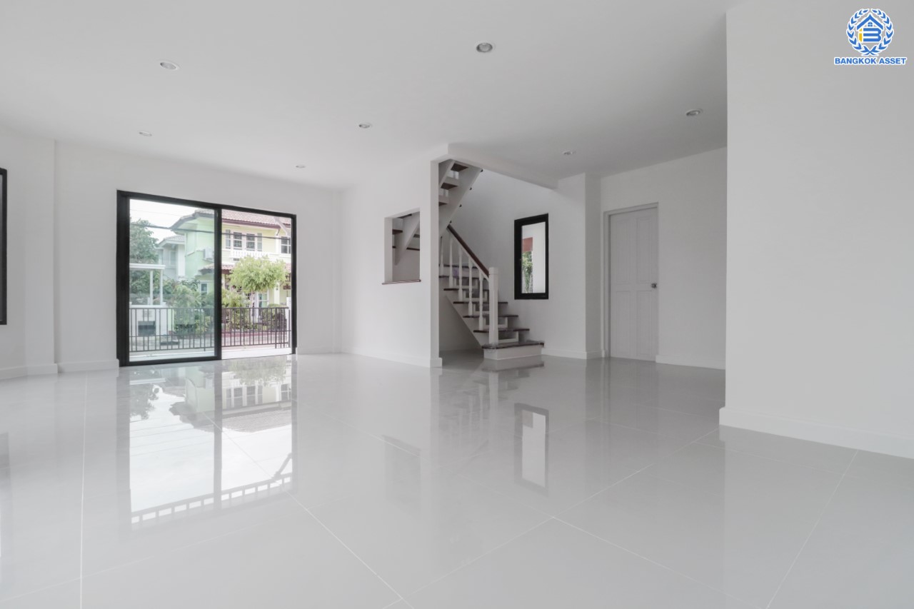 บ้านมือสองตกแต่งใหม่ แบรนด์ LH ม.ชลลดา บางใหญ่-เซ็นทรัลเวสต์เกต หลังใหญ่ เนื้อที่ 64 ตร.ว. ฟังก์ชัน 3 ห้องนอน 2 ห้องน้ำ จอดรถได้ 3 ที่จอดรถ พร้อม Facilities ครบครัน บนทำเลเดินทางสะดวก เชื่อมต่อถ.กาญจนาภิเษก ใกล้รถไฟฟ้าสายสีม่วง "สถานีคลองบางไผ่"